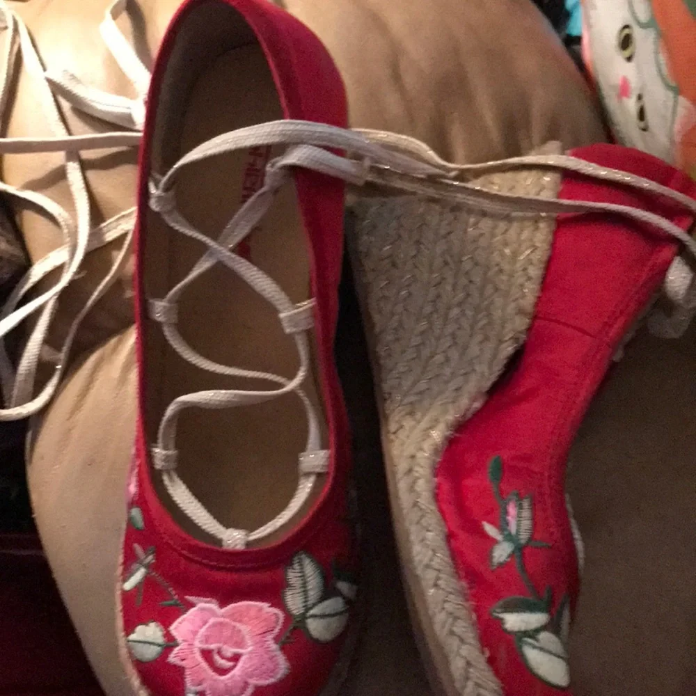 🤍 Embroidered red lace up shoes